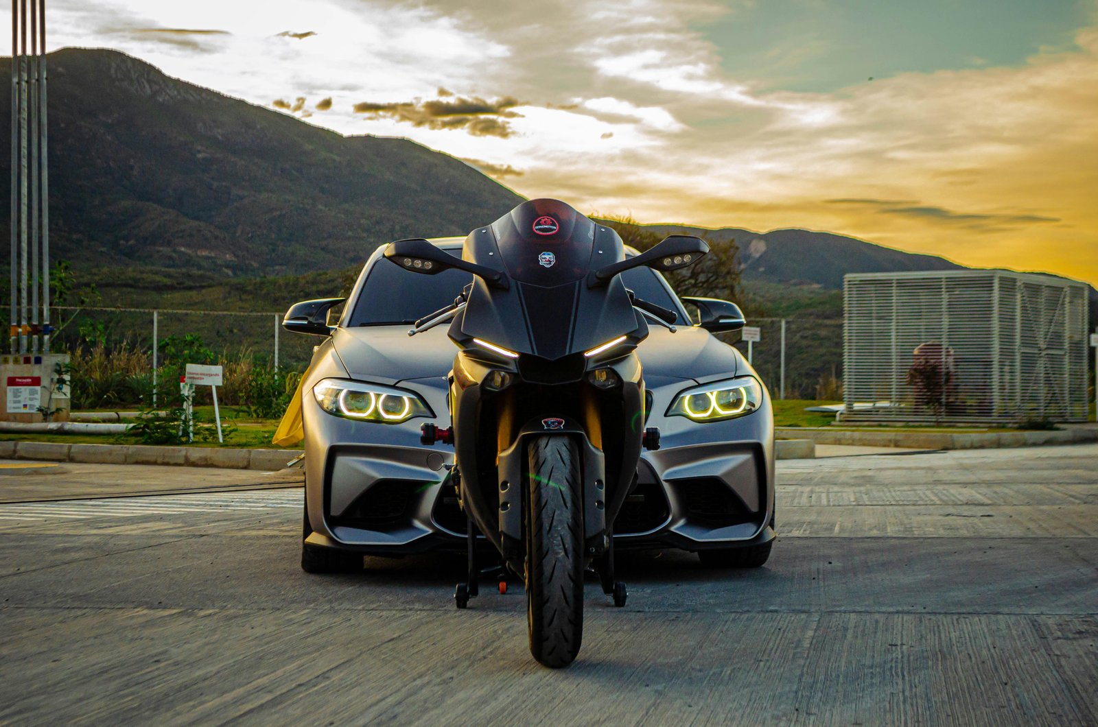 BMW e moto ao pôr do sol